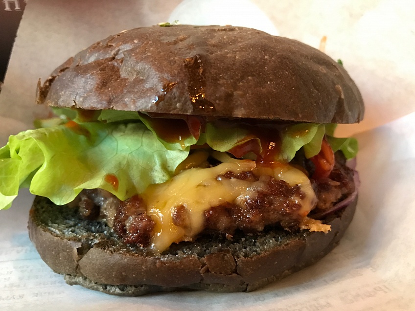 Хищnik cтейкs & burgers. Хищник бургер. Хищник бургер. Хищник бар москва павелецкая. Бургер с говядиной и брусничным соусом.