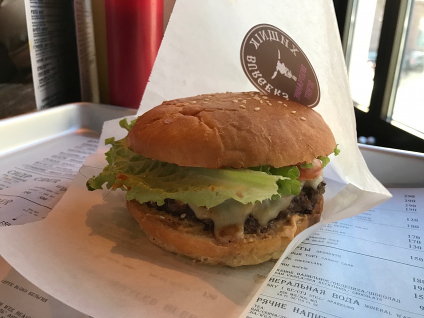 Хищник стейкs burgers никитская. Хищник бургерная меню. Бар хищник москва. Бургер «молчание телят». Хищник бургер.